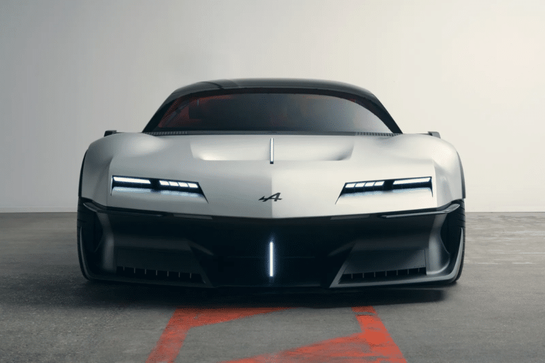 « C&rsquo;est beau et c&rsquo;est Français » : l&rsquo;Alpine A310 Vision séduit le public, jusqu&rsquo;à Yaël Braun-Pivet