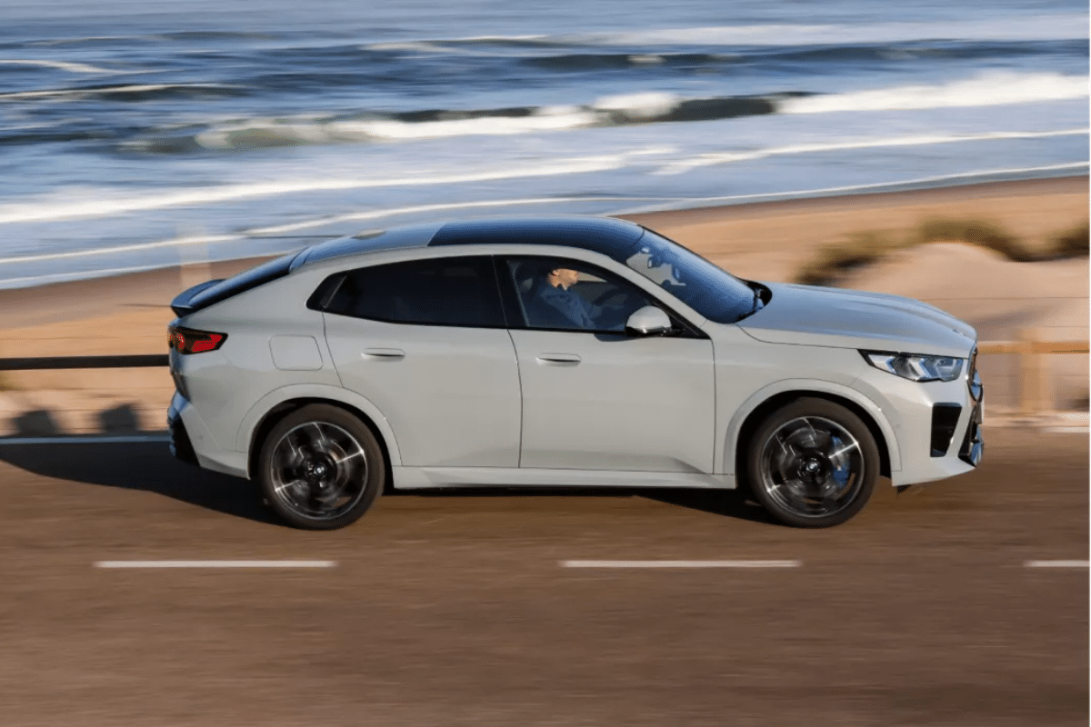 BMW iX2 vue de profil