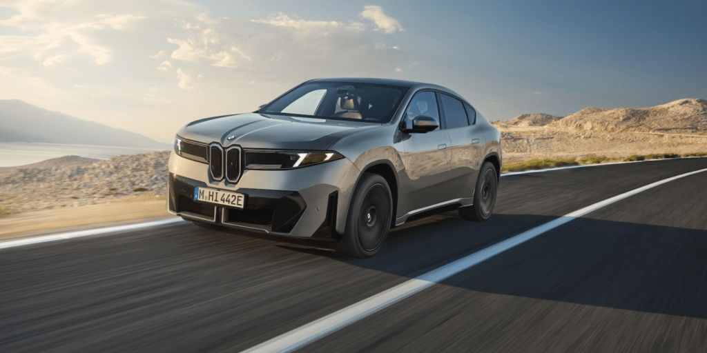 Le BMW iX4 sacrifie 30 litres de coffre, mais sa silhouette fuyante lui offre plus d’autonomie que l’iX3