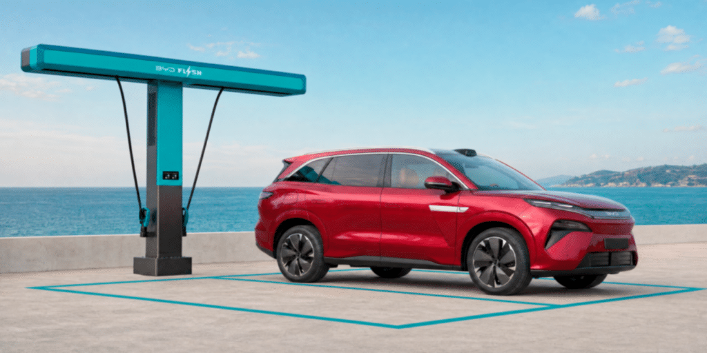Flash Charging : BYD promet de passer de 10 à 70 % de batterie en cinq minutes et vise 3 000 stations en Europe d’ici fin 2027