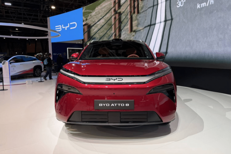Le BYD Atto 8 arrive début 2027 sans prix annoncé, et c&rsquo;est peut-être la seule inconnue qui décidera de son face-à-face avec le E-5008 et le Kia EV9