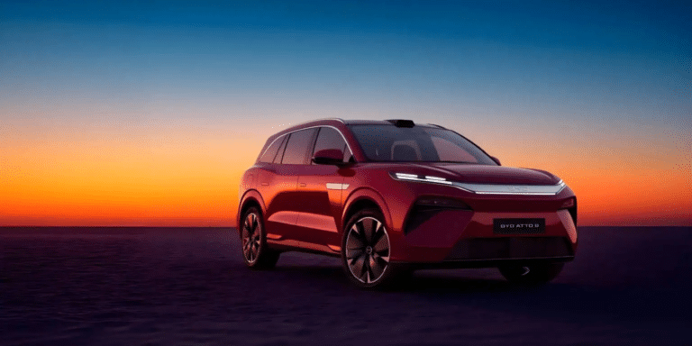 Face au Peugeot E-5008, le BYD Atto 8 avance 25 cm de plus, sept places et 775 ch : le duel des grands SUV familiaux va se trancher sur un prix encore inconnu