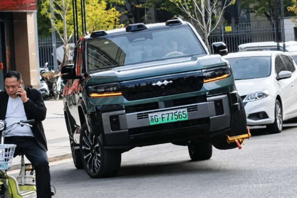 Changer une roue sans cric, rouler à 15 km/h sur trois roues : ce que permet vraiment le BYD Bao 8