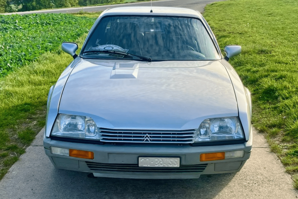 135 800 km et suivi par le spécialiste CX-Basis depuis 2018 : cette CX 25 GTI arrive avec un suivi que peu d’exemplaires peuvent justifier