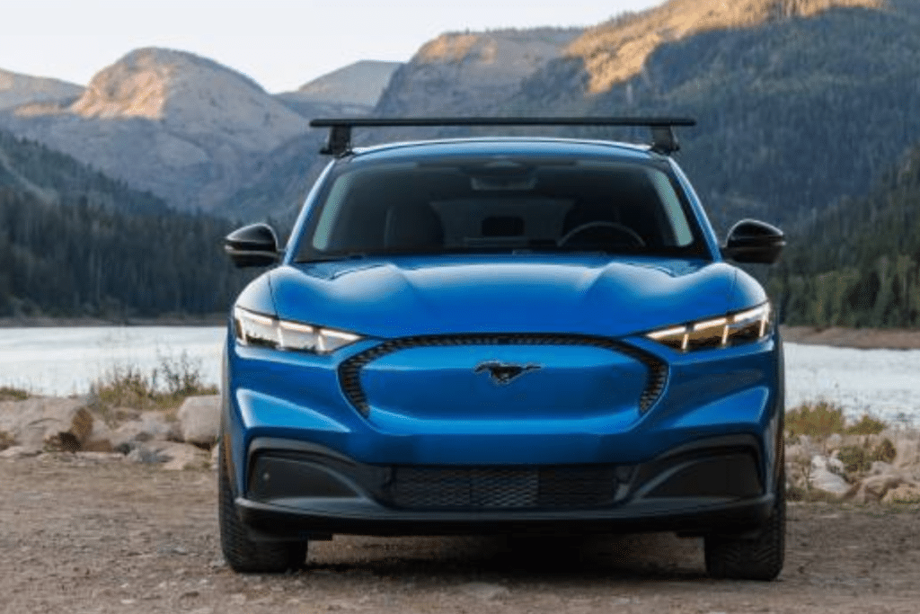 Ford recycle les organes du Mach-E Rally dans une version Trail plus accessible, et la garde au sol grimpe sans en faire un franchisseur