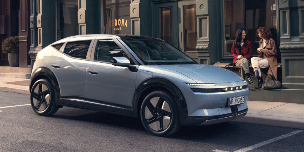 Hyundai IONIQ 3 : l’entrée de gamme démarre à 29 995 €, la grande batterie passe à 33 995 € et la finition supérieure ajoute 2 305 €