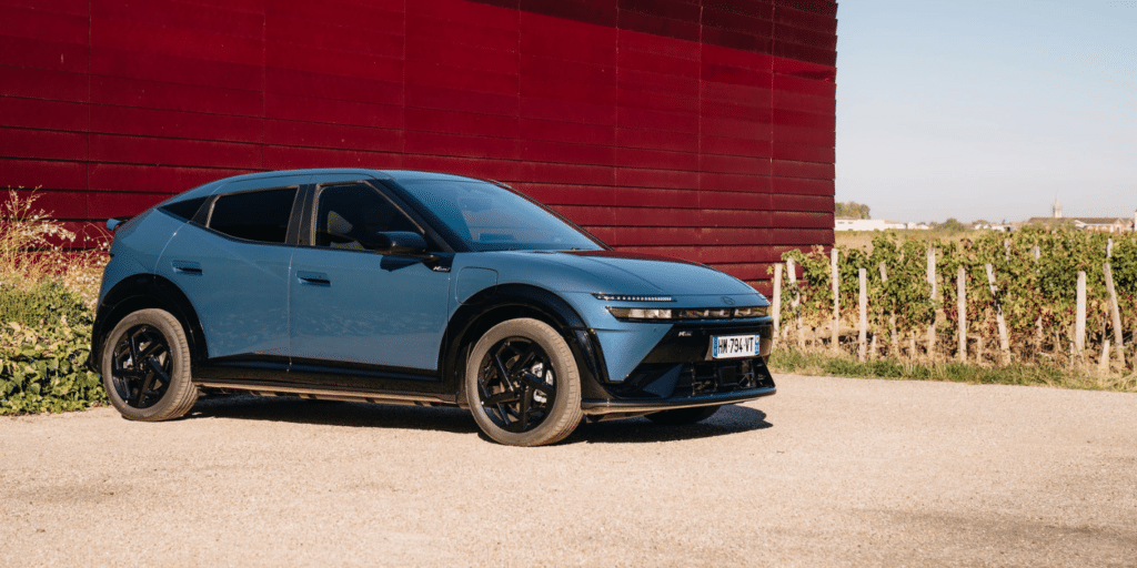 La Hyundai Ioniq 3 met 61 kWh dans une citadine, un pari qui pourrait pousser Renault et Peugeot à revoir leurs petites batteries