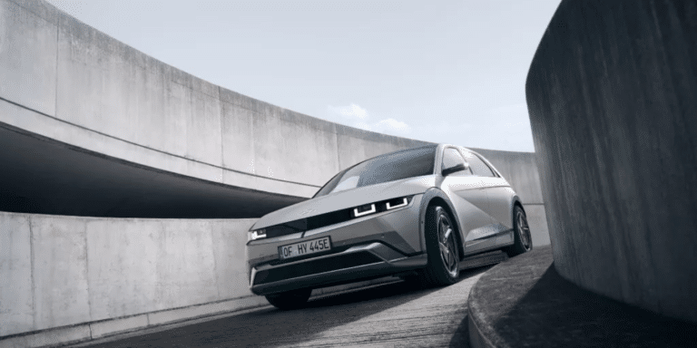 Hyundai a construit sa réputation électrique sur des silhouettes clivantes, et ces deux futurs SUV plus sages sont l&rsquo;aveu que le style ne suffit plus