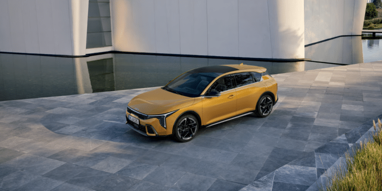 La Kia K4 arrive en France sans diesel ni essence non hybridée, un pari 100 % hybride que peu de compactes osent encore