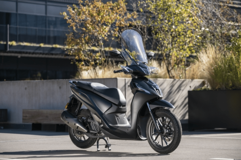 3 499 euros, hybride et 5 ans de garantie : le Kymco People R attaque les cadors du segment sur le terrain du prix et de la technologie