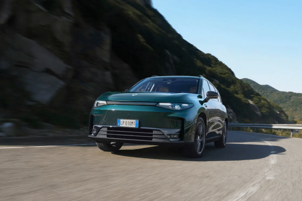 Le Leapmotor C10 2027 gagne près de 100 km d&rsquo;autonomie, et cette batterie de 81,9 kWh change vraiment la lecture du SUV sur les longs trajets