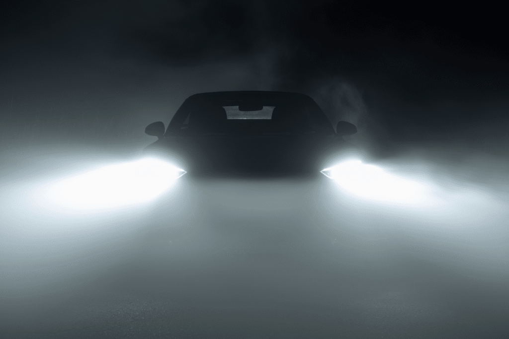 Les phares sont plus efficaces que jamais, et pourtant les conducteurs n’ont jamais autant pesté, le paradoxe de la nuit au volant