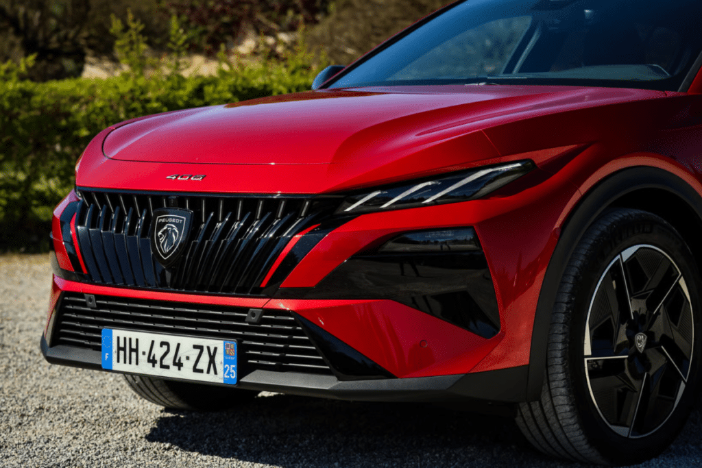 Peugeot admet le reproche de sous-équipement que lui faisaient les comparatifs, et les 1750 € d'équipements offerts montrent qu'il restait de la marge