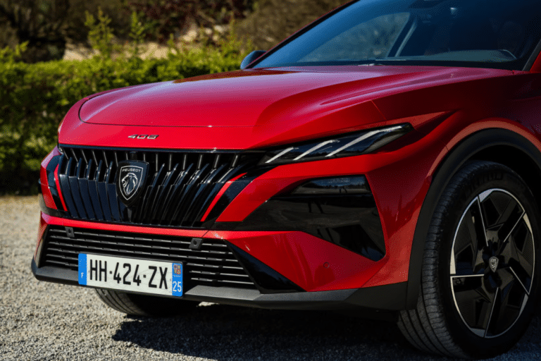 Peugeot admet le reproche de sous-équipement que lui faisaient les comparatifs, et les 1750 € d&rsquo;équipements offerts montrent qu&rsquo;il restait de la marge