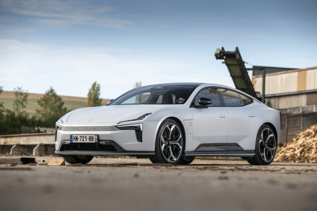 À 130 km/h sur autoroute vallonnée, la Polestar 5 consomme 27,8 kWh aux 100 km, et son autonomie fond à 381 km, loin des 565 km annoncés