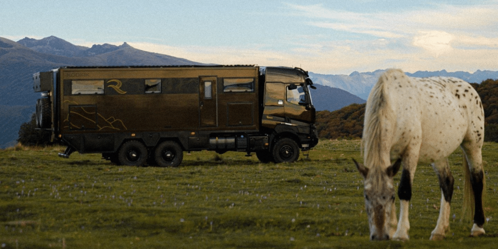 Le premier camping-car de RTruck, 11 mètres et 20 tonnes sur châssis Renault, se présente au SVDL 2026 comme un engin d'expédition hors norme
