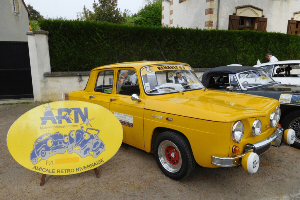 Restaurée mais jamais enfermée, la Renault 8 S de Paul avale encore ses 1 000 kilomètres par an