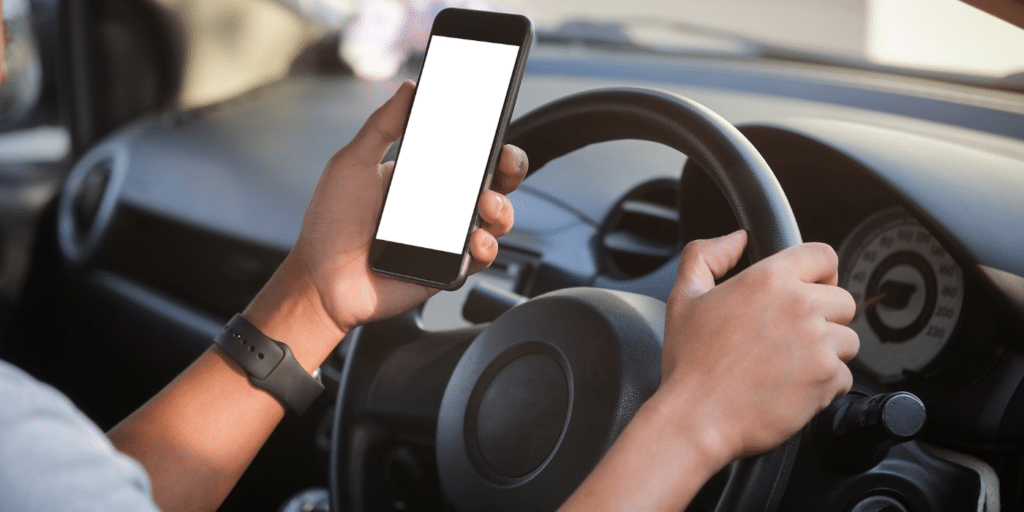 Tenir son téléphone en main pourrait coûter jusqu'à six mois de permis, même si le reste de votre conduite était irréprochable