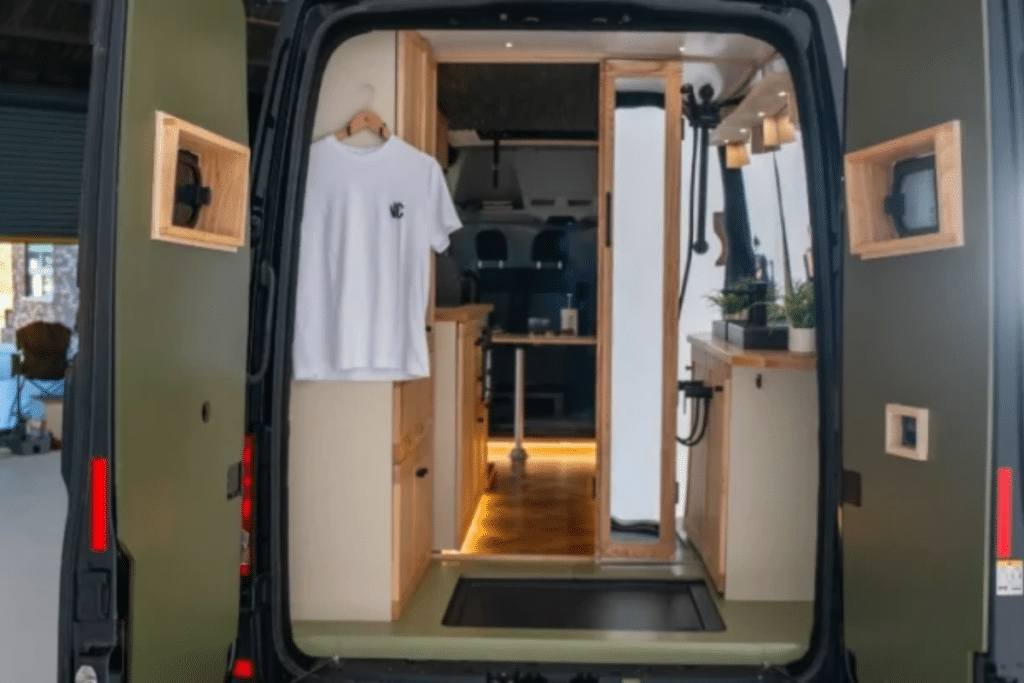 Un utilitaire transformé en mini camping-car : l’arrière réserve la partie la plus inattendue, une salle de bains pleine largeur