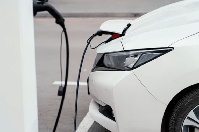Une voiture electrique peut mettre six mois a arriver : la fiscalite, elle, n&rsquo;attend pas
