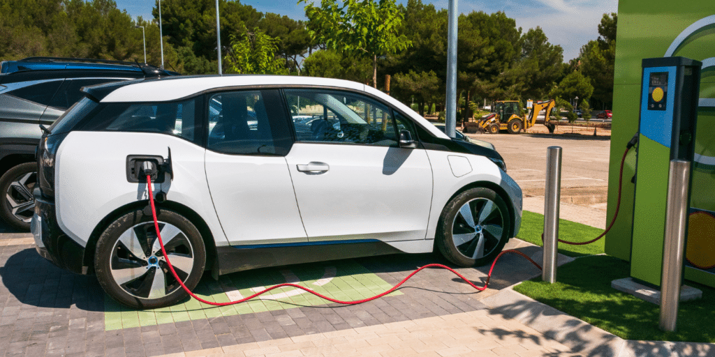 Le bonus des voitures électriques ne vient plus du budget de l’État mais des CEE, et peu de conducteurs le savent encore à la pompe