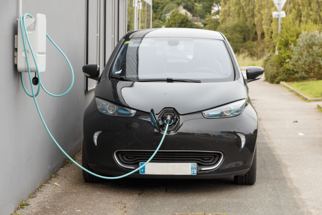 Voiture électrique : la même recharge peut coûter 575 € ou 427 € par an selon qu’on programme ou non les heures creuses