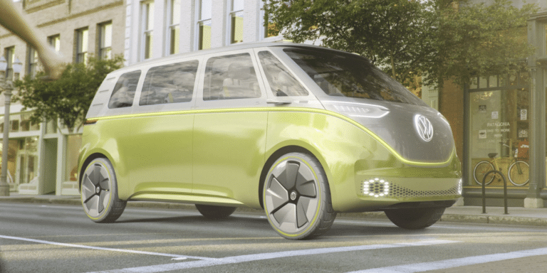 Vendu dès 49 540 €, le Volkswagen ID.Buzz a un prix qui freine ses ventes, et sa relève de 2030 veut enfin le rendre accessible